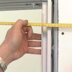 Descubre la elegancia de la puerta corredera de aluminio empotrada